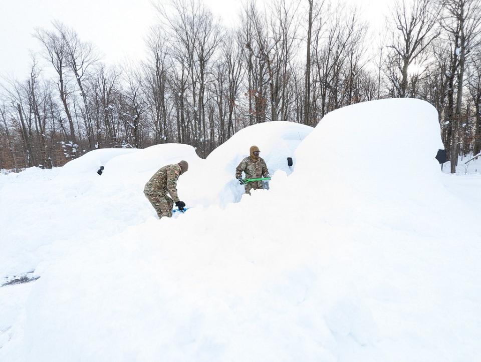 11月18-21日大湖效應出現暴雪，安大略湖周圍的防備駐軍協助清理雪堆，當時累積雪量達54inches。圖片來源：Mike Strasser, Fort Drum Garrison Public Affairs