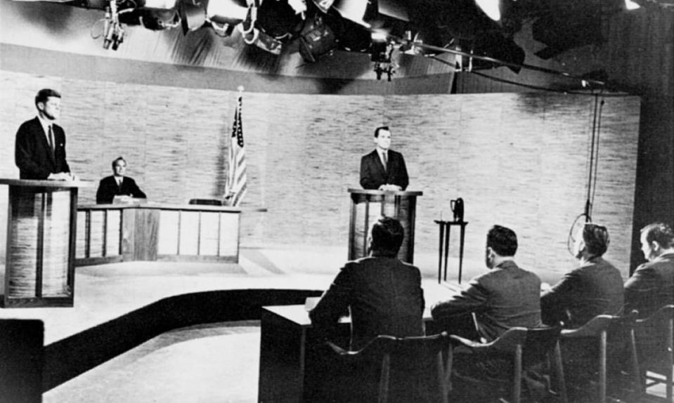 圖：1960年美國大選<b>﻿</b>，民主黨候選人甘迺迪（左）與共和黨候選人尼克森（右）在歷性史的第一擺電視辯論會上，針對協防金、馬問題展開大辯論／維基百科