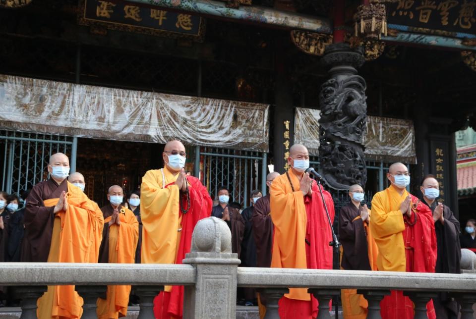 「大哉教育益群生，行善人間致祥和。」龍山寺的法師們表示每一年大家齊聚浴佛，感念佛恩、親恩與眾生恩。