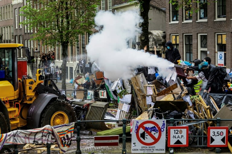 Policías y estudiantes propalestinos se enfrentan en Ámsterdam tras el desalojo de una manifestación en la Universidad de Ámsterdam, el 8 de mayo de 2024 (Ramon van Flymen)
