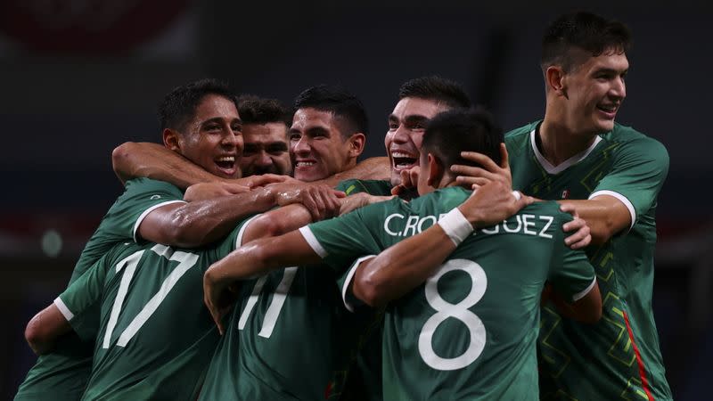 Foto del viernes de Alexis Vega celebrando con sus compañeros el tercero gol de Mexico ante Japón.