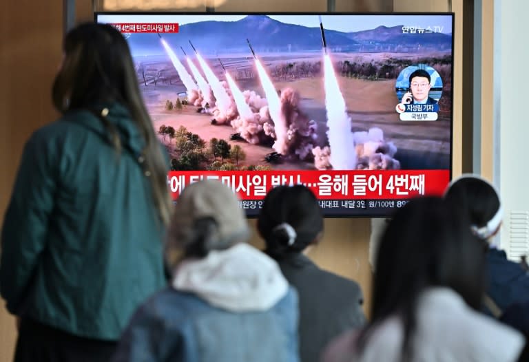 Personas en Seúl miran una pantalla de televisión que muestra el lanzamiento de misiles norcoreanos, el 22 de abril de 2024 (Jung Yeon-je)