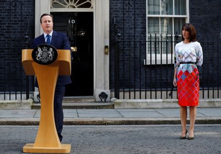 Britain's Prime Minister David Cameron speaks after Britain voted to leave the European Union, as his wife Samantha watches outside Number 10 Downing Street in London, Britain June 24, 2016. REUTERS/Stefan Wermuth