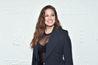 Ashley Graham a commencé à avoir des contrats dès l’âge de 12 ans après avoir été repérée par une agence pendant une séance de shopping. Mais son parcours n'en a pas moins été semé d'embuches. Elle a souvent été confrontée aux critiques et dénigrements de son milieu. <em>"Lorsque j’ai commencé, on m’a dit que je n’étais qu’un mannequin de catalogue, et que ce serait le seul job que je pourrais décrocher. On me disait :</em> 'Non, tu es trop grosse. Tu dois perdre du poids', raconte la jeune femme qui a dû se battre pour réussir à s'imposer. <em>"Ce n’est pas juste une mode. Nous sommes là pour durer”</em>, confie celle qui est aujourd'hui devenue à force de persévérance le top plus size le plus célèbre du monde. (©<em>Dia Dipasupil/Getty Images for NBCUniversal</em>)