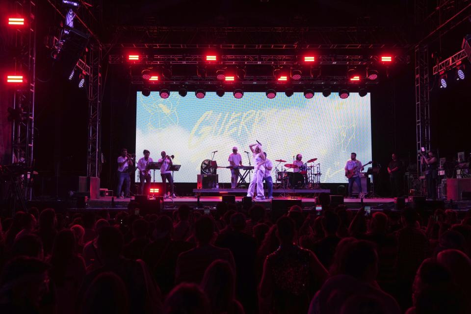 La cantautora estadounidense-venezolana Elena Rose durante su concierto en el Festival Tecate Emblema en la Ciudad de México el viernes 17 de mayo de 2024. (Foto AP/Fernando Llano)