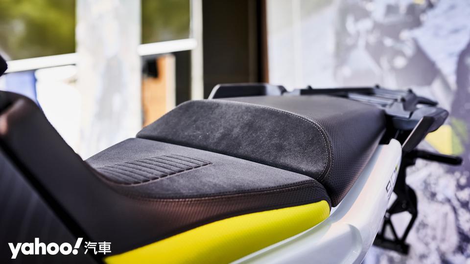 分離式座墊採取前高摩擦力後舒適性的組合。