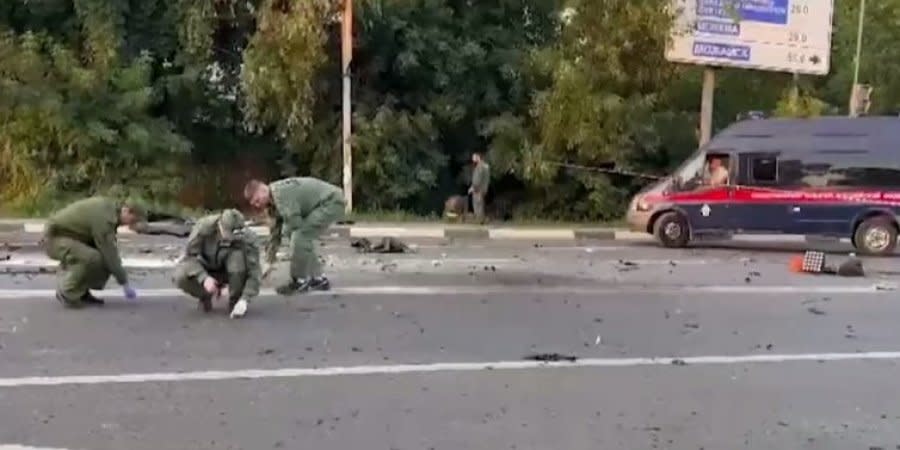 Criminalists are working at the scene of the car explosion with Oleksandr Dugin's daughter