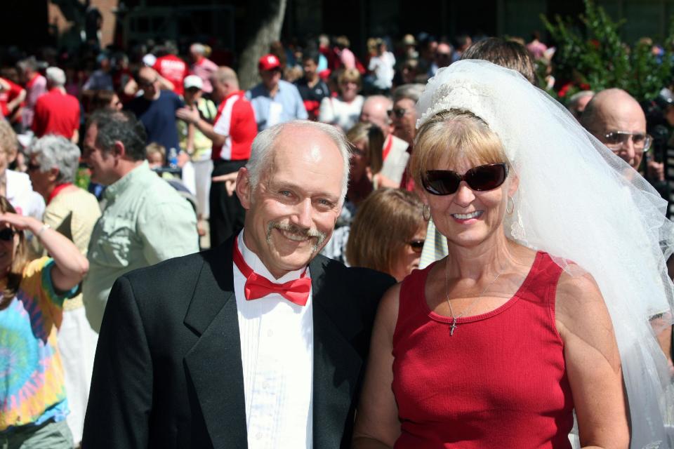 In this June 20, 2009 photo provided by Miami University, an unidentified couple were among hundreds who returned to Miami University to celebrate their Miami Merger in Oxford, Ohio. The university, which courts its married alums with valentine cards and special events, has nicknamed the couples Miami Mergers. (AP Photo/Miami University)
