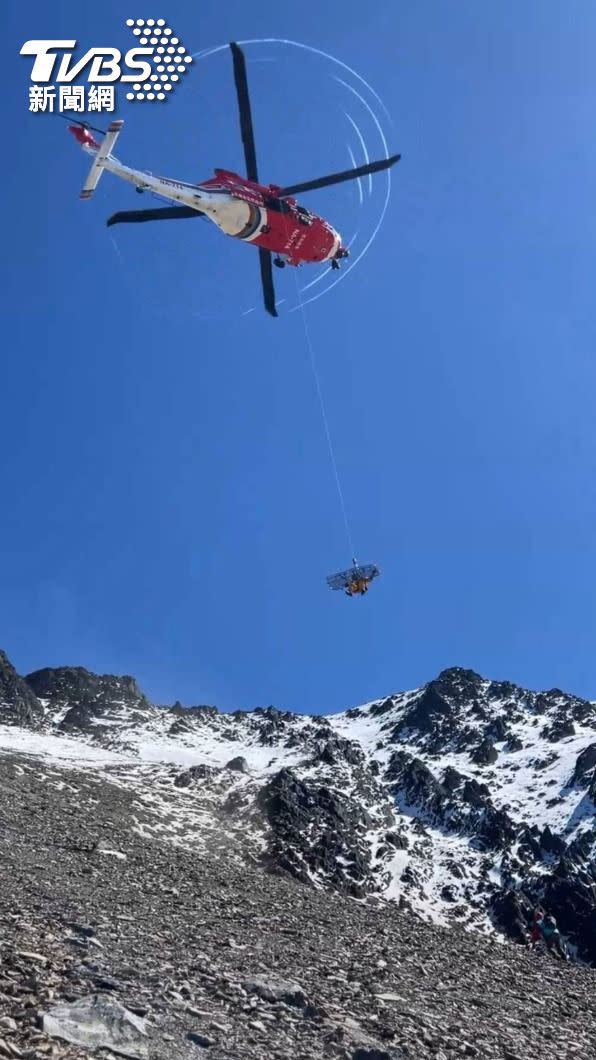 空勤直升機將罹難山友遺體吊掛下山，抵達高雄小港機場後由家屬領回。