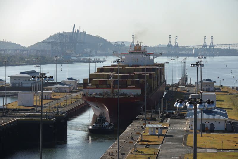 Buques de carga transitan por el Canal de Panamá, en las afueras de Ciudad de Panamá