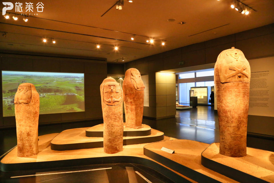 以色列博物館收藏有死海古卷的複製品和500,000萬件來自世界各地的美術品和工藝品
