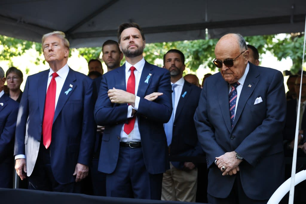 Trump, le candidat républicain à la vice-présidence JD Vance et l'ancien maire de New York Rudy Giuliani rendent hommage aux victimes des attentats terroristes du 11 septembre 2001 au World Trade Center, le 11 septembre 2024, à New York. Getty Images