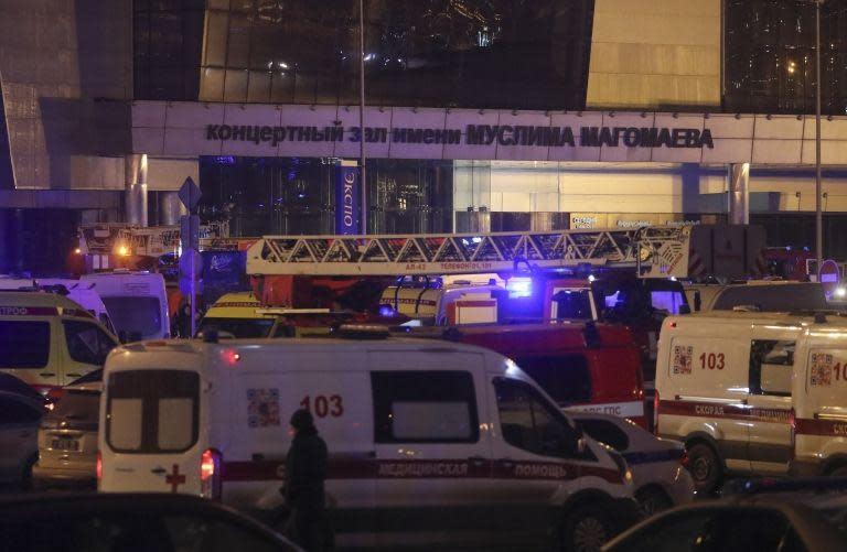 Camiones de bomberos a las afueras del auditorio