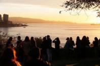 People look out towards the ocean on Cerro Castillo hill, after a mass evacuation of the entire coastline during a tsunami alert after a magnitude 7.1 earthquake hit off the coast in Vina del Mar, Chile April 24, 2017 REUTERS/Rodrigo Garrido