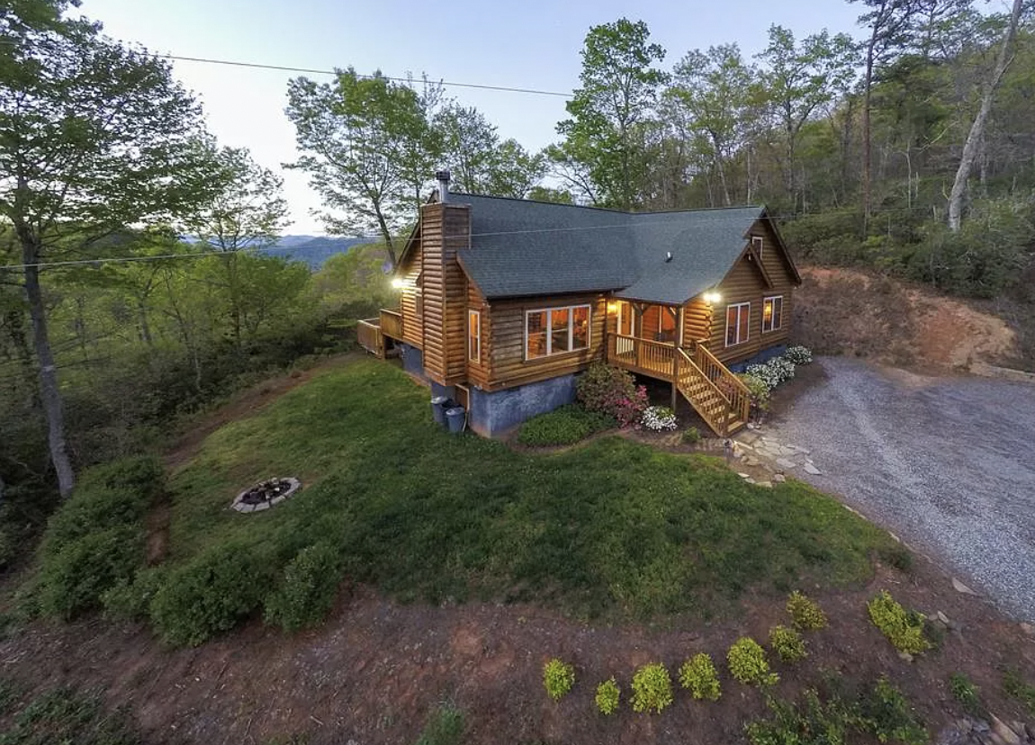 North Carolina: The 3-Bedroom Cabin with Mountain Views