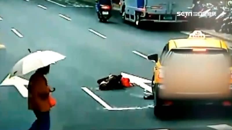 台北市一名李姓女子日前過馬路時慘遭計程車撞上。