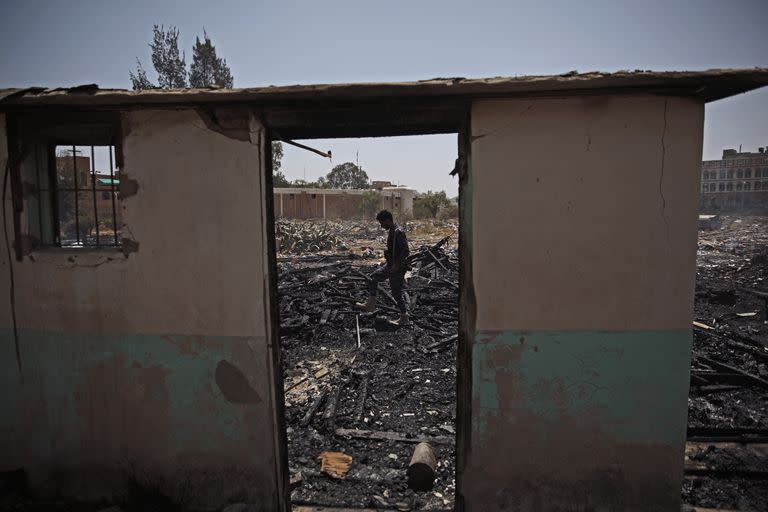 Un soldado yemení inspecciona un sitio de ataques aéreos dirigidos por Arabia Saudita contra dos casas en Saná, Yemen. Estados Unidos ha respaldado el militarismo saudita contra su vecino del sur.