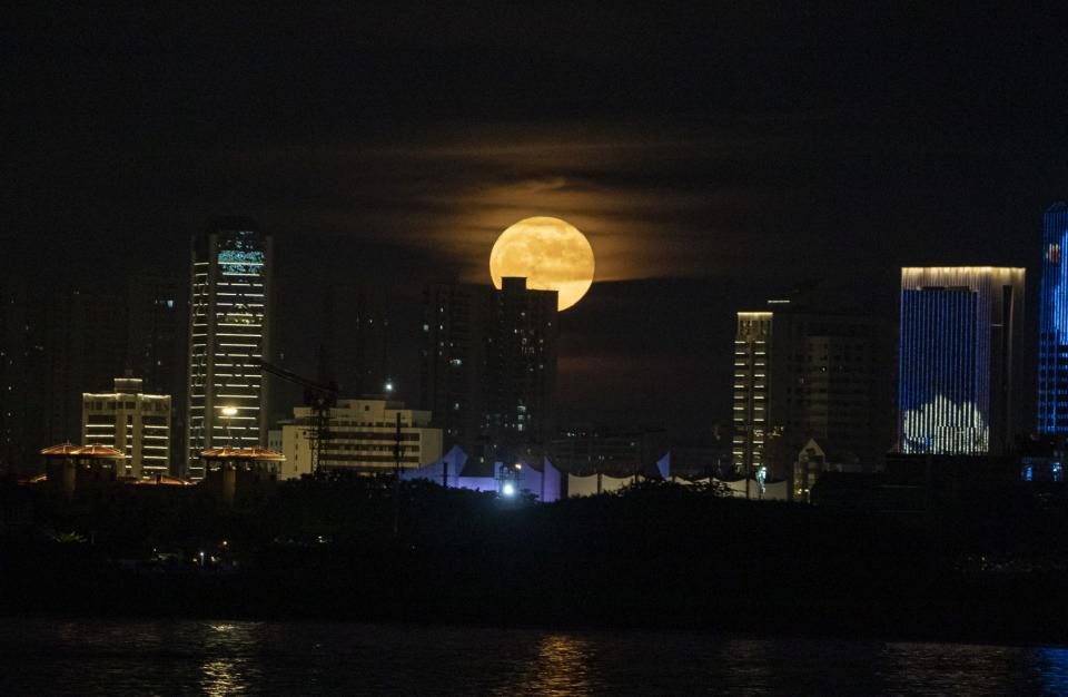 <p>The Harvest Moon shone bright over the Grand Canal in Huai'an in the Jiangsu province of China, marking the start of a special occasion. The Mid-Autumn Festival, a traditional Chinese celebration, begins Sept. 21 across the country.</p>