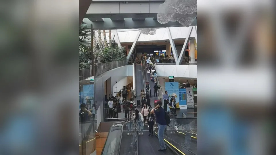 A man was taken to hospital after allegedly falling from a height at Changi Airport Terminal 1. (Photo: Rainy/XiaoHongShu)