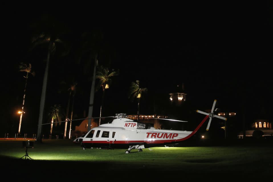 Un helicóptero de la marca Trump aterrizado en el jardín para recibir a los invitados llegados para la fiesta de Nochevieja de 2016 celebrada en Mar-a-Lago (Jonathan Ernst / Reuters).