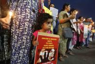 <p>Im indischen Ahmedabad hält ein kleines Mädchen bei einem Protest gegen Vergewaltigungen ein Plakat. Im indisch-kontrollierten Teil Kaschmirs wurde vor kurzem ein achtjähriges Mädchen vergewaltigt und getötet, im indischen Bundestaat Uttar Pradesh wurde ein Kind verschleppt und vergewaltigt. (Bild: AP Photo/Ajit Solanki) </p>