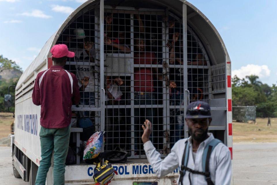 autoridades migratorias de dominicana detienen a un grupo de haitianos 
