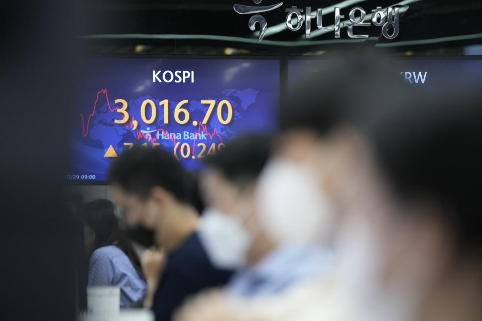 Currency traders work near the screen showing the Korea Composite Stock Price Index (KOSPI) at a foreign exchange dealing room in Seoul, South Korea, Friday, Oct. 29, 2021. Asian shares slipped on Friday, despite recent signs of optimism about the global economy, including recent rallies on Wall Street.(AP Photo/Lee Jin-man)