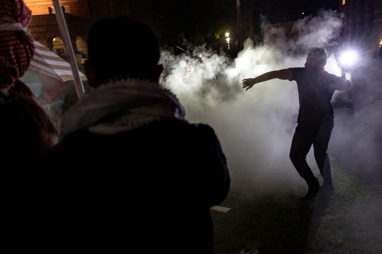 Los contramanifestantes atacan un campamento propalestino establecido en el campus de la Universidad de California en Los Ángeles (UCLA) cuando estallan enfrentamientos en Los Ángeles el 1 de mayo de 2024