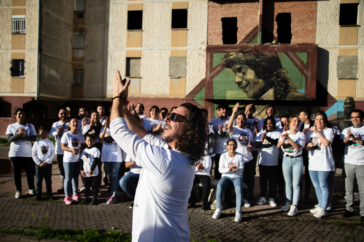 El bailaor andaluz José Suárez ‘El Torombo’, ante el mural más emblemático de Las Tres Mil Viviendas de Sevilla, y junto a su grupo ‘Fuera de Serie’ / Foto: Fernando Ruso.