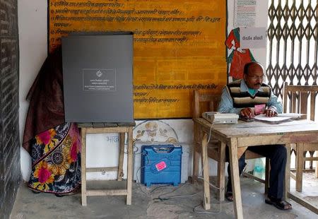 A woman casts her vote at a polling station during the fourth phase of the state assembly election in Allahabad, India, February 23, 2017. REUTERS/Jitendra Prakash