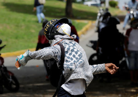 Demonstrators clash with riot security forces while rallying against Venezuela's President Nicolas Maduro in Caracas, Venezuela, May 31, 2017. REUTERS/Marco Bello