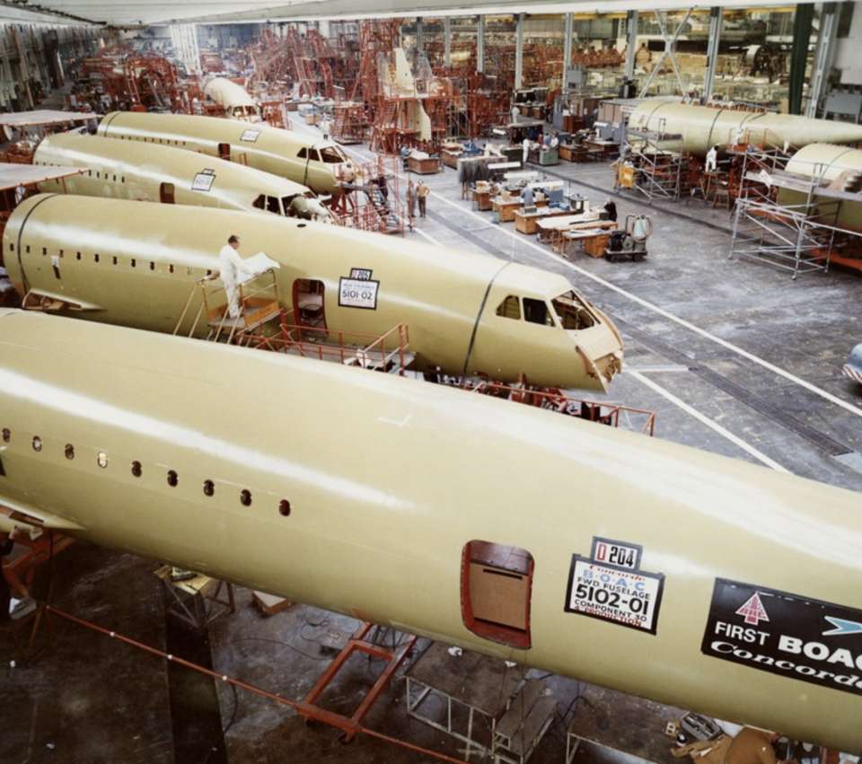 <p>L’assemblaggio del Concorde alla British Aircraft Corporation’s factory di Filton vicino Bristol, 1975 circa (Getty) </p>