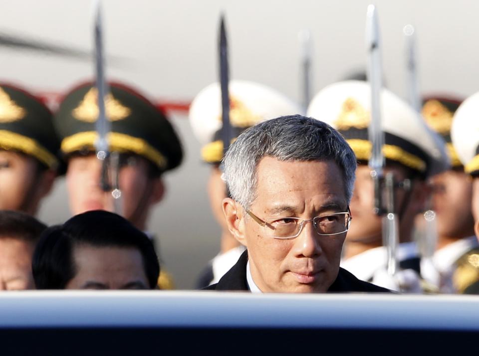 Singapore&#39;s Prime Minister Lee Hsien Loong arrives at the Beijing Capital International Airport November 9, 2014, to attend the Asia Pacific Economic Cooperation (APEC) meetings. REUTERS/Kim Kyung-Hoon (CHINA - Tags: POLITICS BUSINESS)