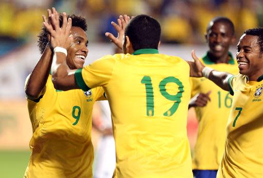 La selección de Brasil celebra el gol de William (#9) durante el amistoso contra Honduras que el organizador del Mundial-2014 ganó 5-0 el 16 de noviembre de 2013 en el estadio Sun Life de Miami (Getty Images/AFP | Marc Serota)