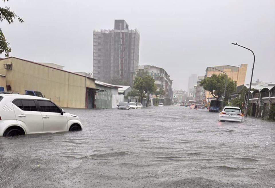 高雄因短延時強降雨出現淹水。（翻攝自爆料公社）