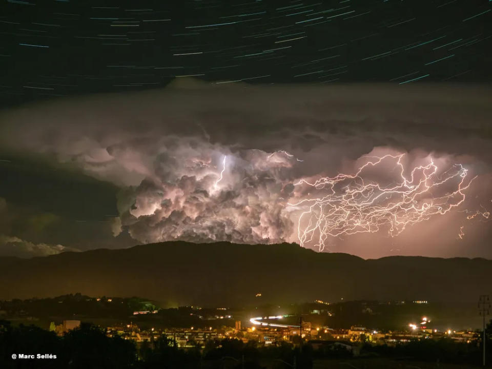 Esta grande tempestade foi fotografada em Manlleu, na Espanha (Imagem: Reprodução/Marc Sellés Llimós)