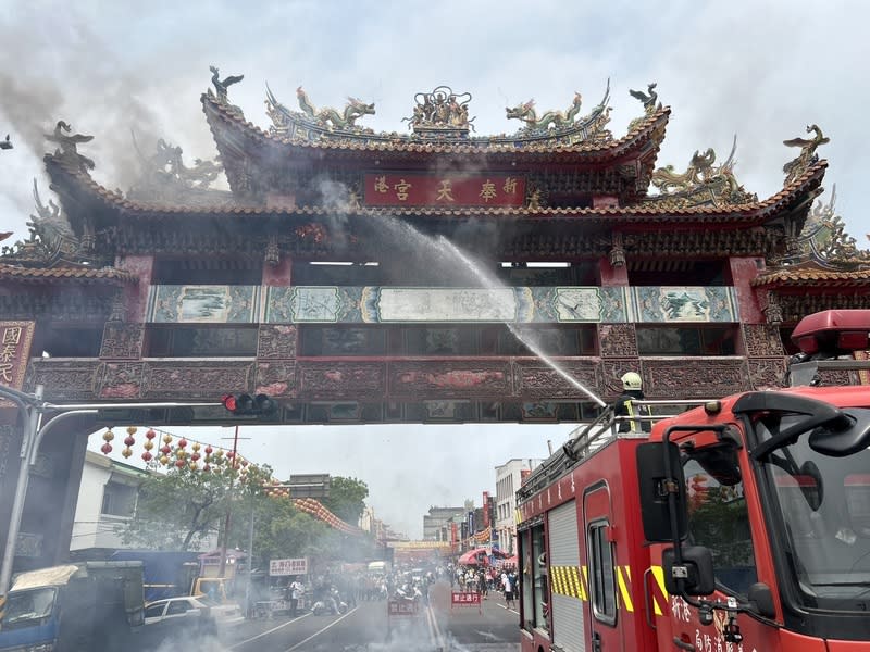 新港奉天宮牌樓發生火警  消防隊馳援灌救 嘉義縣新港奉天宮牌樓8日中午發生火警，消防局派 遣新港及嘉太分隊人車到場搶救，目前火勢已被撲 滅，幸無人員傷亡，起火原因調查中。 （嘉義縣消防局提供） 中央社記者蔡智明傳真  113年4月8日 