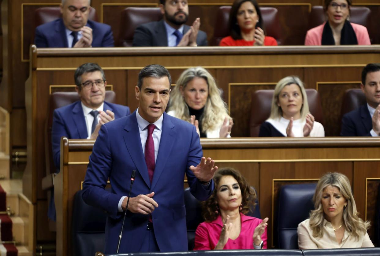 El presidente del Gobierno, Pedro Sánchez, durante su intervención en la sesión de control en el Congreso de los Diputados. <a href="https://www.lamoncloa.gob.es/multimedia/galeriasfotograficas/presidente/Paginas/2024/240424-sanchez-sesion-control-congreso.aspx" rel="nofollow noopener" target="_blank" data-ylk="slk:La Moncloa;elm:context_link;itc:0;sec:content-canvas" class="link ">La Moncloa</a>