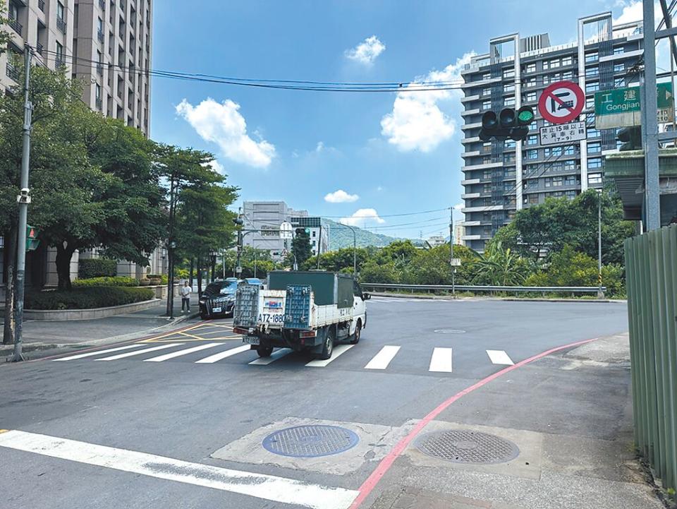 白姓男子6月初駕車直行汐止樟樹二路穿越工建路口，遭檢舉未打方向燈，收到罰單。（示意圖，高鈞麟攝）