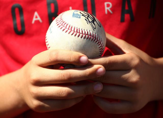 HOW MANY BASEBALLS CAN I HOLD IN ONE HAND? IRL BASEBALL CHALLENGE 