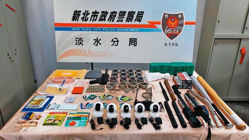 警方公布嫌犯的施暴工具、犯案手機及被害人的銀行存摺。（警方提供）