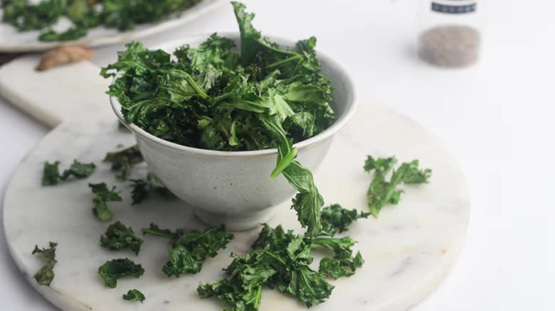 Crispy air fryer kale chips 