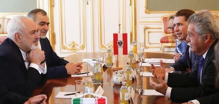 Austrian President Heinz Fischer (R) and Austrian Foreign Minister Sebastian Kurz (2ndR) attend a bilateral meeting with Iranian Foreign Minister Javad Zarif (L) in Hofburg Palace in Vienna, Austria, July 3, 2015. REUTERS/Leonhard Foeger