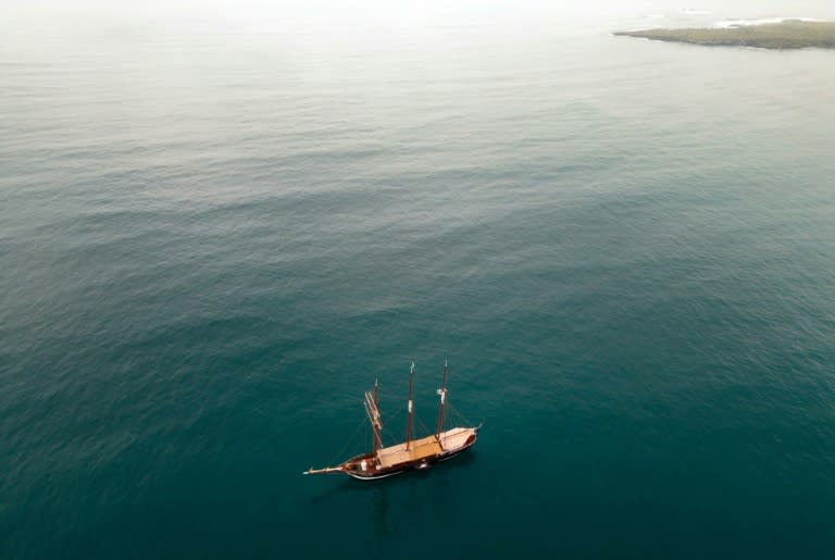 Vista aérea del largo velero Oosterschelde en Puerto Ayora, Galápagos, Ecuador, el 11 de mayo de 2024 (Carlos Espinosa)