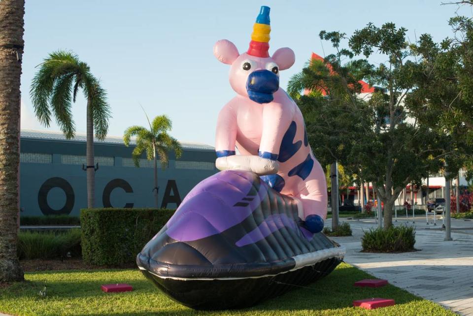 "El Mundo Es Mágico" del dúo de artistas de Miami LIZN'BOW está en el exterior del Museum of Contemporary Art, North Miami, como parte de la serie Art On The Plaza del museo.