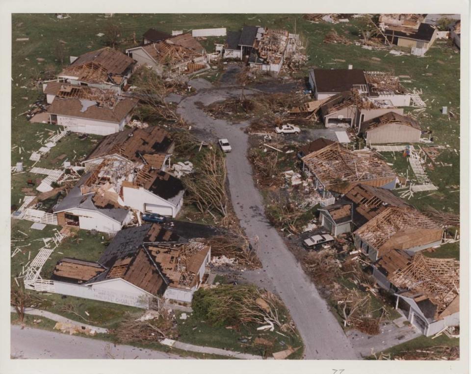 Vista aérea de la destrucción del huracán Andrew en Country Walk a finales de agosto de 1992. Esta imagen se utilizó como foto de portada para el libro de The Miami Herald sobre el tema, "The Big One".