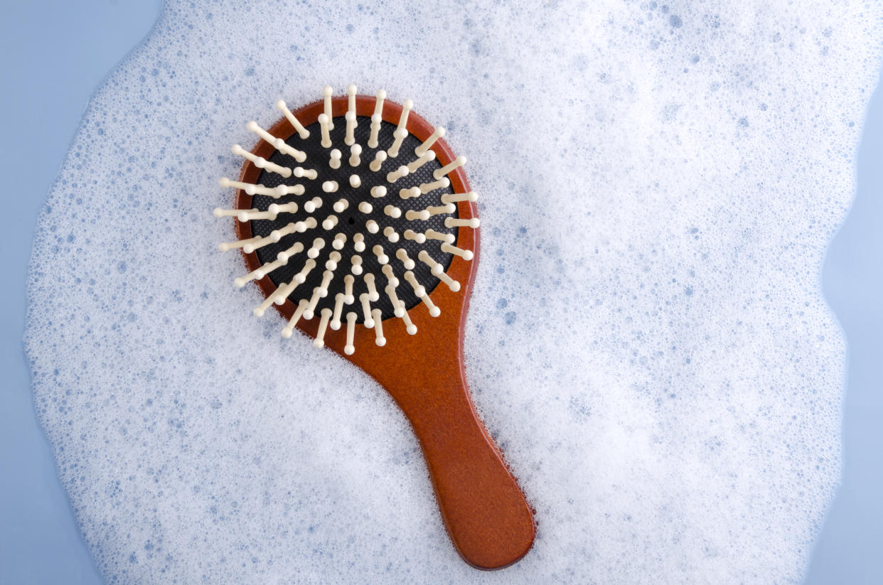 Bei der Reinigung der Haarbürste muss man ein paar Dinge beachten (Symbolbild: Getty Images)