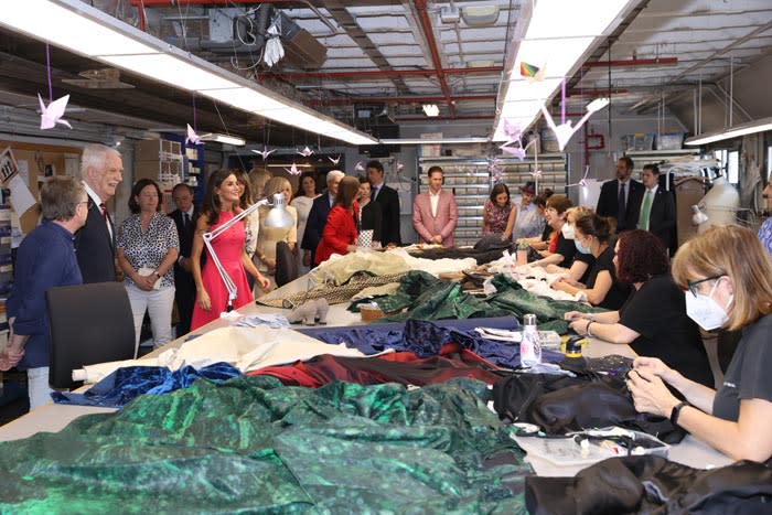 la reina Letizia en los talleres del Teatro Real