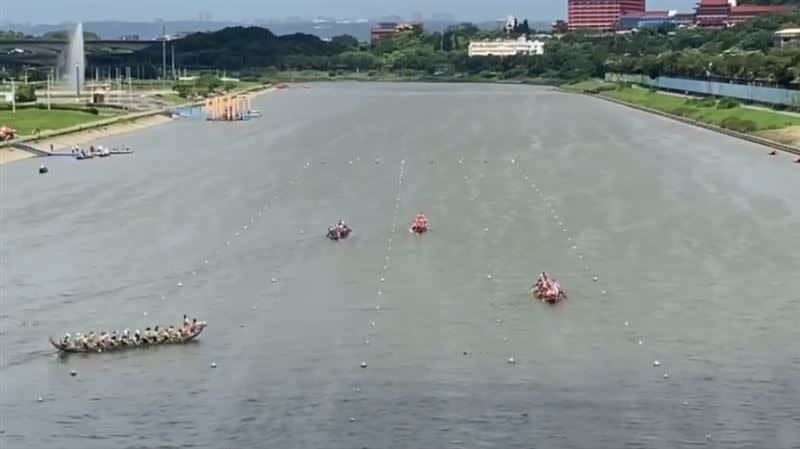 1支龍舟隊伍突然跑出水道，開始準備向右「橫切」。（圖／翻攝自爆廢公社臉書）