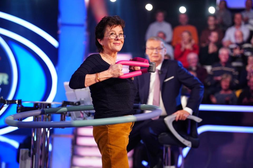 Mit Hula-Hoop-Reifen, Expander und viel Lachen hält sich Susanne Munzke fit, wie bei 